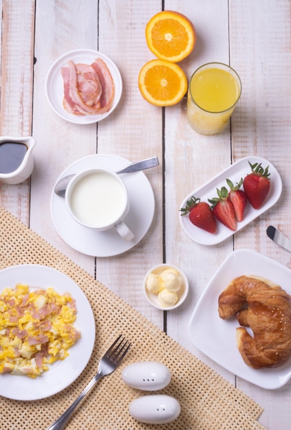 건강한 음식 애호가를 위한 완벽한 아침 식사 - 스크램블 에그와 햄, 우유, 커피, 크루아상