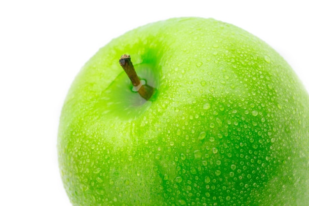 Идеальное свежее зеленое яблоко на белом фоне