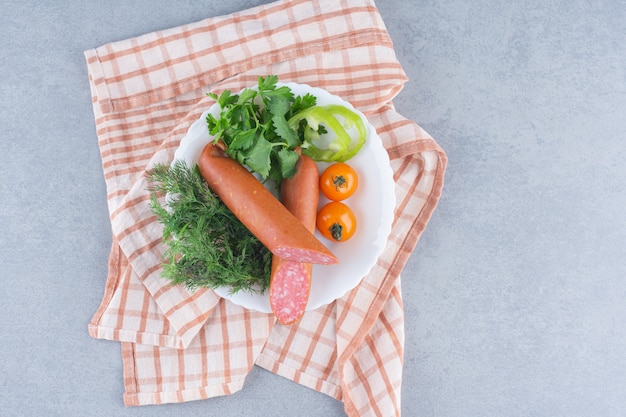 Pranzo perfetto. salame, verdure e verdure.