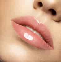 Foto gratuita perfetto trucco labbra naturale. close up foto macro con bella bocca femminile. labbra carnose. pelle pulita perfetta, trucco labbra fresco e leggero.