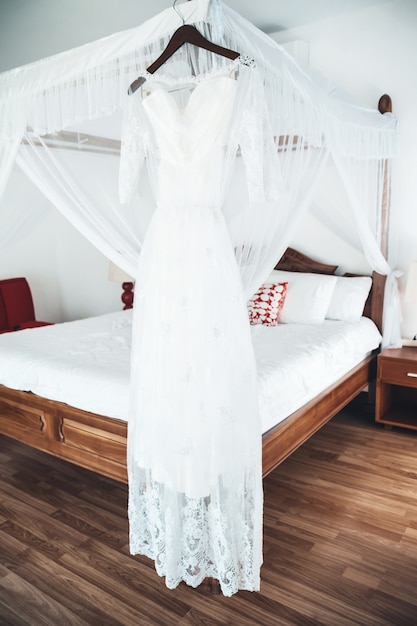 Идеальное ретро свадебное платье с пышной юбкой на вешалке в комнате невесты