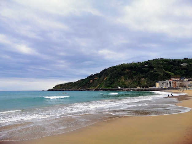 スペイン、サンセバスチャンのリゾートタウンにある熱帯のビーチの完璧な風景