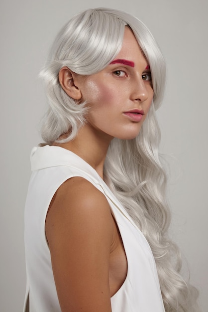 Foto gratuita capelli grigi lucidi perfetti capelli ricci lunghi della donna