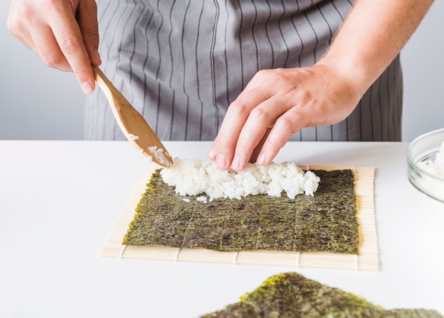 海苔にご飯を加える人