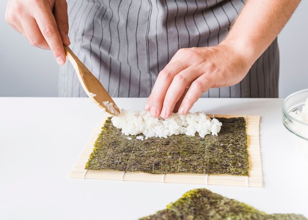 海苔にご飯を加える人