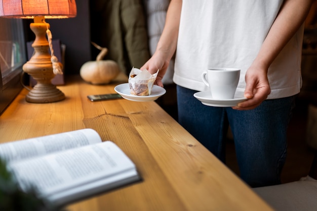 Foto gratuita persona in un caffè che si gode un libro