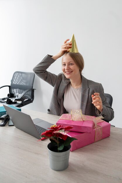 Человек, празднующий день рождения в офисе