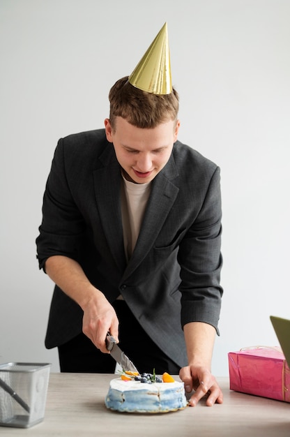 Free photo person celebrating birthday at office