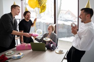 免费照片的人在办公室庆祝生日