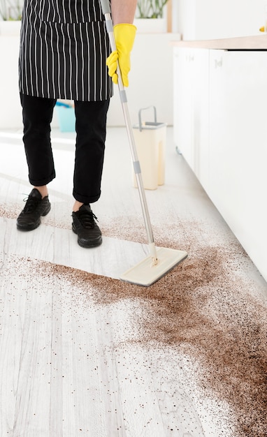 Foto gratuita persona che pulisce un pavimento sporco