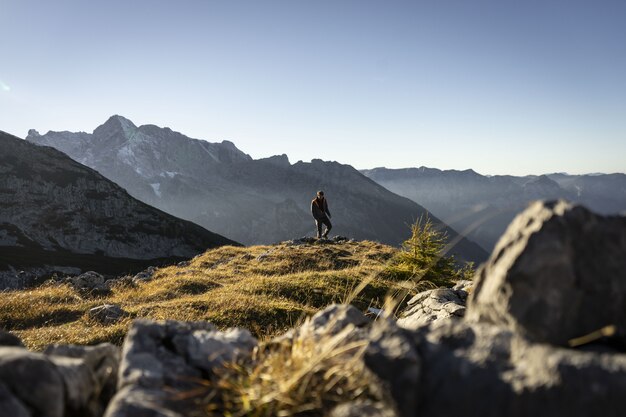 화창한 날에 Watzmannhaus 주변의 산을 등반하는 사람