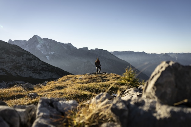 Человек, поднимающийся на горы вокруг Ватцманнхауса в солнечный день