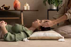 Foto gratuita persona che conduce la terapia reiki