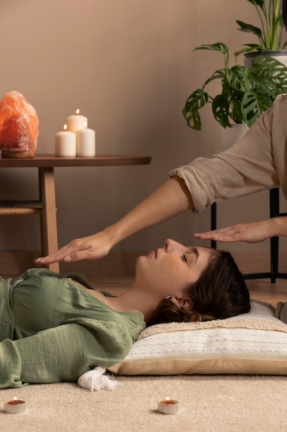 Persona che conduce la terapia reiki