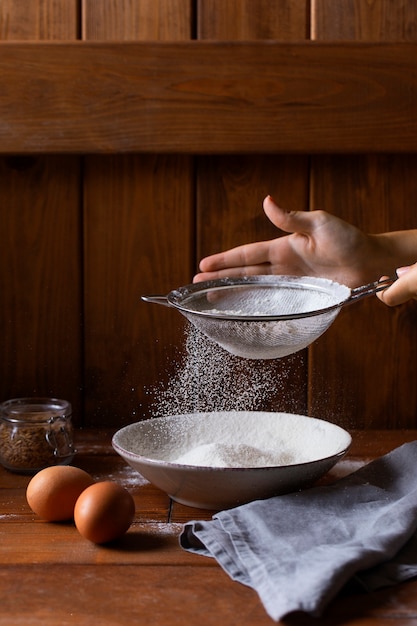 Foto gratuita persona che cucina con la farina