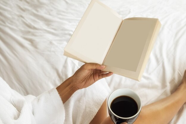 人カップ朝暖かさの本の背景