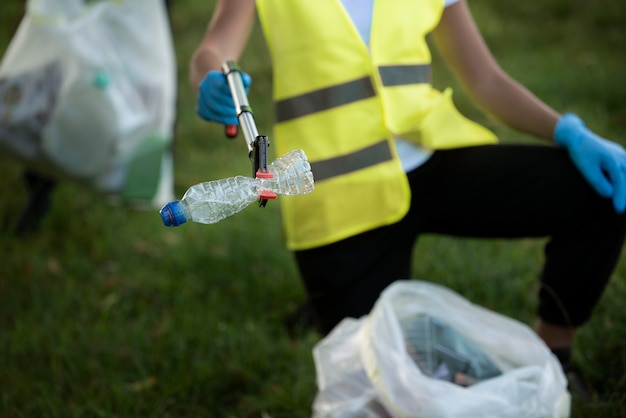 Foto gratuita persona che fa un servizio alla comunità raccogliendo spazzatura