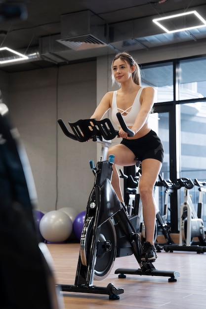 Foto gratuita persona che fa ciclismo indoor