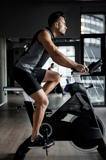 Foto gratuita persona che fa ciclismo indoor