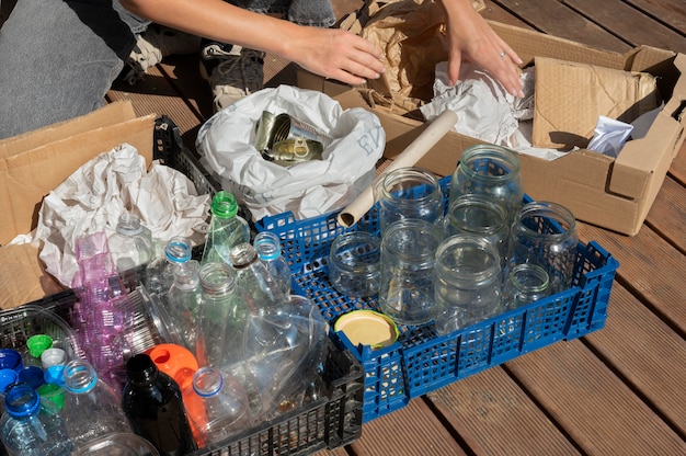 Foto gratuita persona che fa il riciclo selettivo dei rifiuti