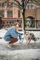 Free photo person doing yoga accompanied by her pet