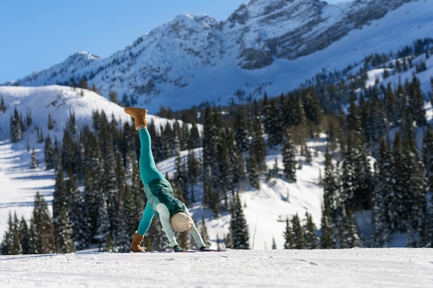 Foto gratuita persona che fa yoga in tempo freddo e invernale