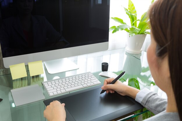 Person drawing on a graphic tablet