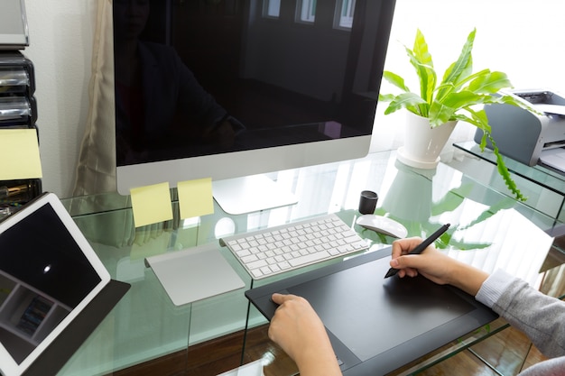 Person drawing on a graphic tablet