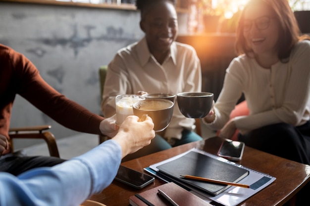 Foto gratuita persona che beve bevande durante la pausa