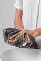 Foto gratuita persona che si asciuga le mani su un asciugamano