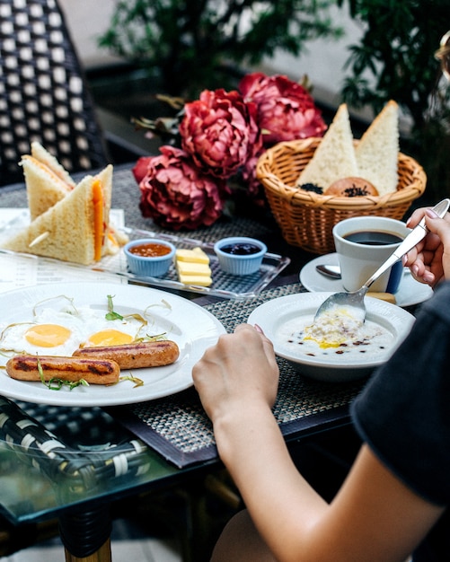 Free photo a person eating a breakfast at the table