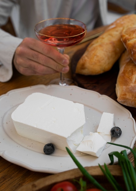 Foto gratuita persona che mangia formaggio fresco