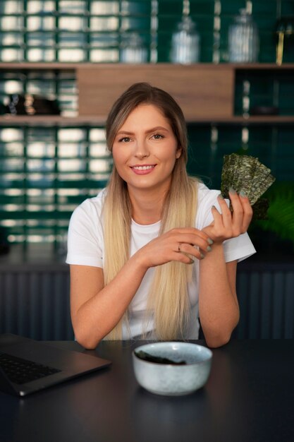 海苔スナックを食べる人