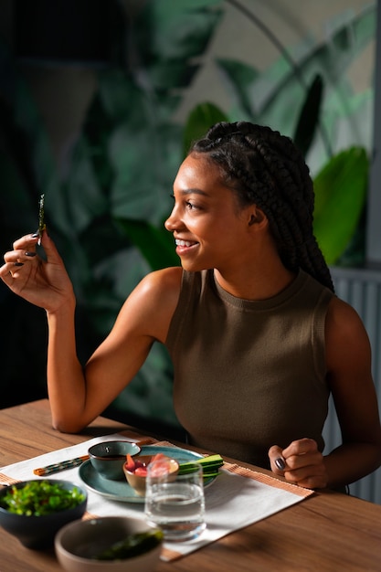 Foto gratuita persona che mangia snack di alghe