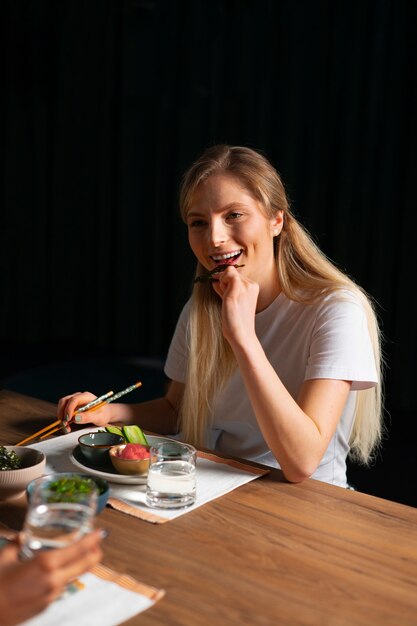 海苔スナックを食べる人