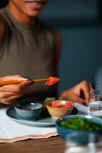 海苔スナックを食べる人