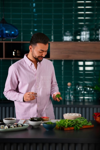 Foto gratuita persona che mangia snack di alghe