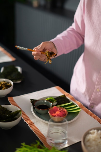 海苔スナックを食べる人