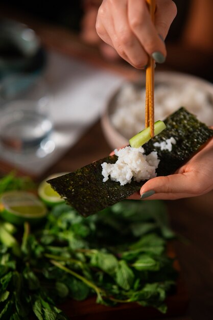 海苔スナックを食べる人