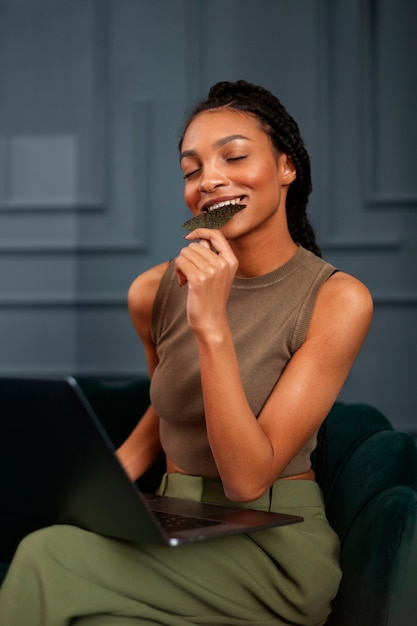 Foto gratuita persona che mangia snack di alghe