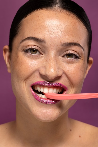 Foto gratuita persona che mangia un dolce deserto di caramelle