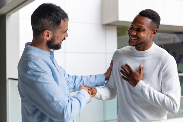 Foto gratuita persona che esprime apprezzamento ai propri compagni di lavoro