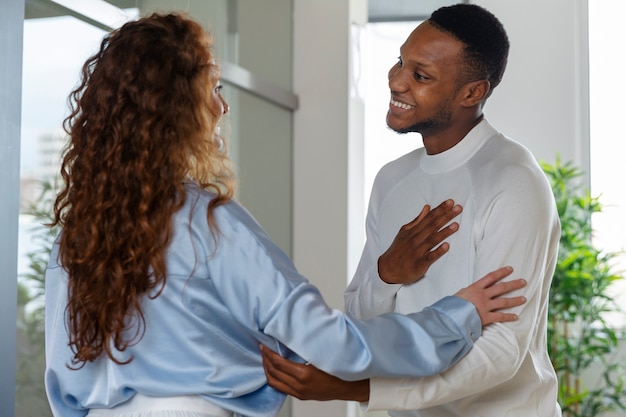 Foto gratuita persona che esprime apprezzamento ai propri compagni di lavoro