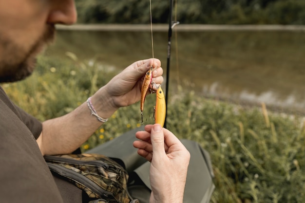 Persona che fissa un amo da pesca