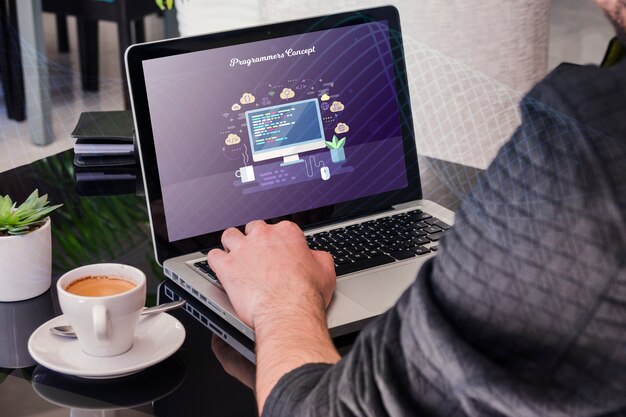 Человек перед компьютером работает html