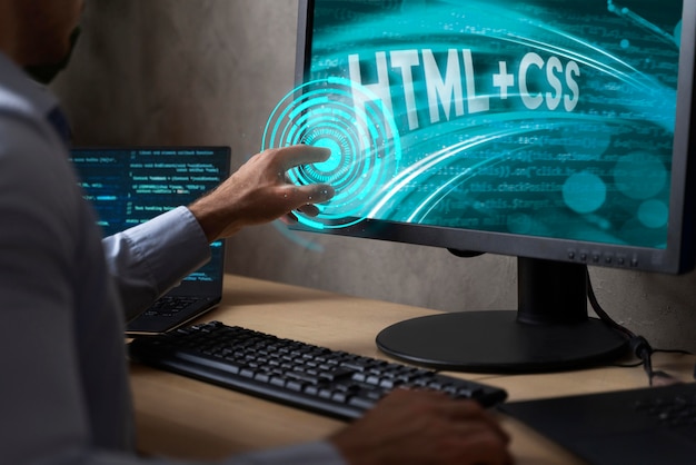 Foto gratuita persona davanti al computer che lavora html