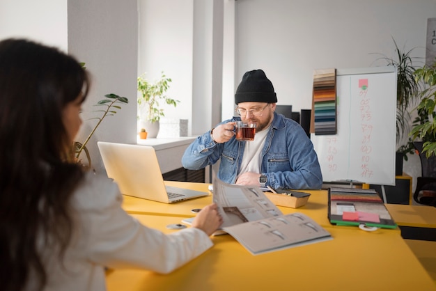 Foto gratuita persona che ottiene una pausa in ufficio