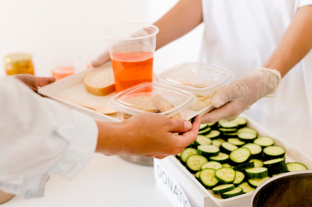 Foto gratuita persona che ottiene cibo per beneficenza