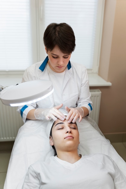 Free photo person getting micro needling beauty treatment