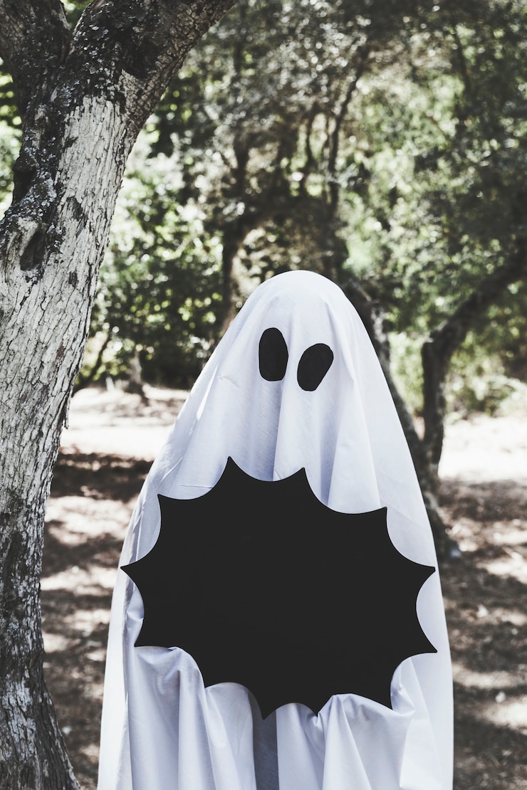 無料Photo ハロウィーンの装飾をしているゴーストコスチュームの人
